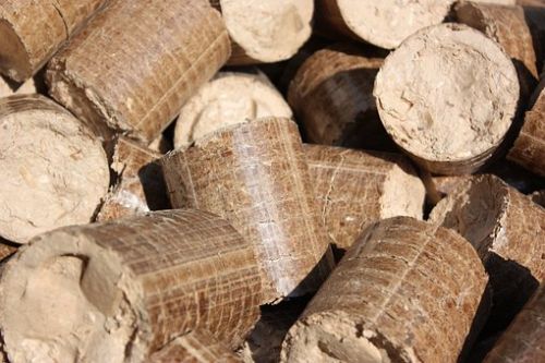 Fallende Preise bei Holzpellets könnte Heizen in 2024 noch günstiger für Pellet-Kunden machen