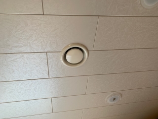 Moderne zentrale Lüftungsanlage im Eigenheim