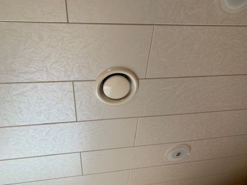 Moderne zentrale Lüftungsanlage im Eigenheim