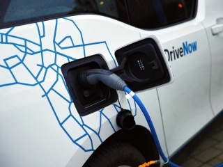 Rekordhoch bei den Elektro-Personenkraftwagen (BEV) im ersten Halbjahr 2025