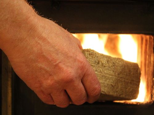Holzbriketts: Die praktische Heiz-Alternative für den Kaminofen