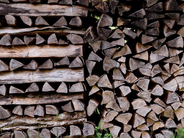 Scheitholz richtig lagern und verfeuern: Wie Restfeuchte, Holzart und Ofentechnik zusammenwirken